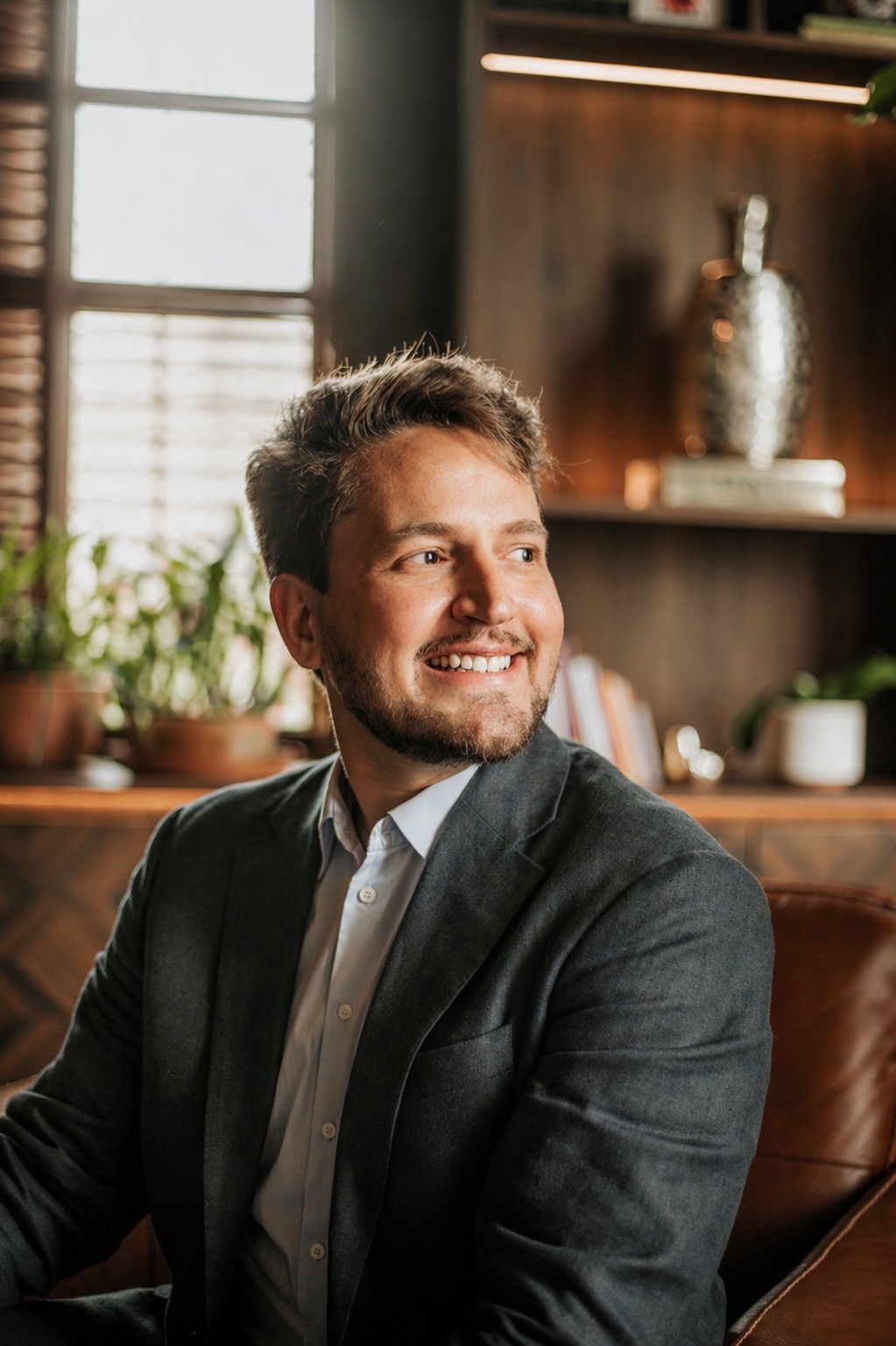 Dr. Ícaro Pires em ambiente de consultório